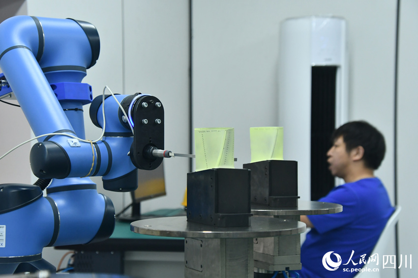 海内首个燃机智慧制造基地高温透平叶片精铸数字化产线。人民网 赵祖乐摄