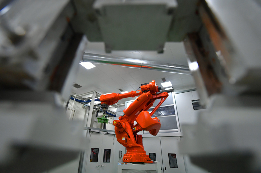 海内首个燃机智慧制造基地高温透平叶片精铸数字化产线。刘岗供图