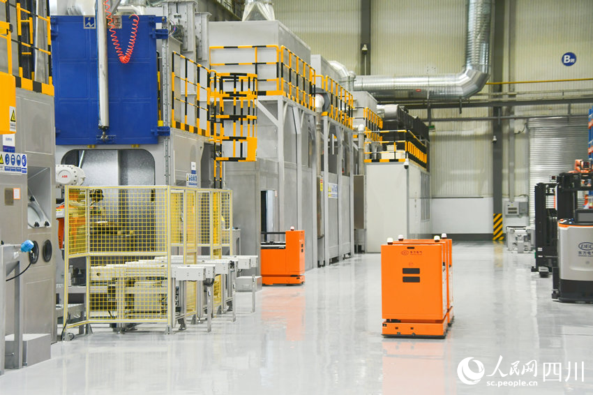 海内首个燃机智慧制造基地高温透平叶片喷涂数字化产线。人民网 赵祖乐摄