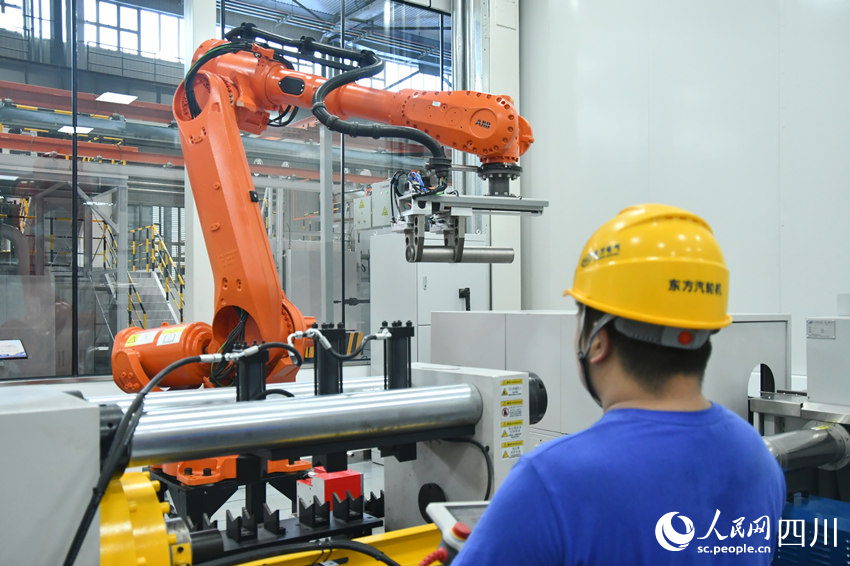 海内首个燃机智慧制造基地高温透平叶片精铸数字化产线。人民网 赵祖乐摄