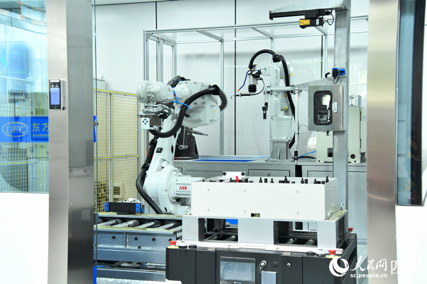 海内首个燃机智慧制造基地高温透平叶片喷涂数字化产线。人民网 赵祖乐摄