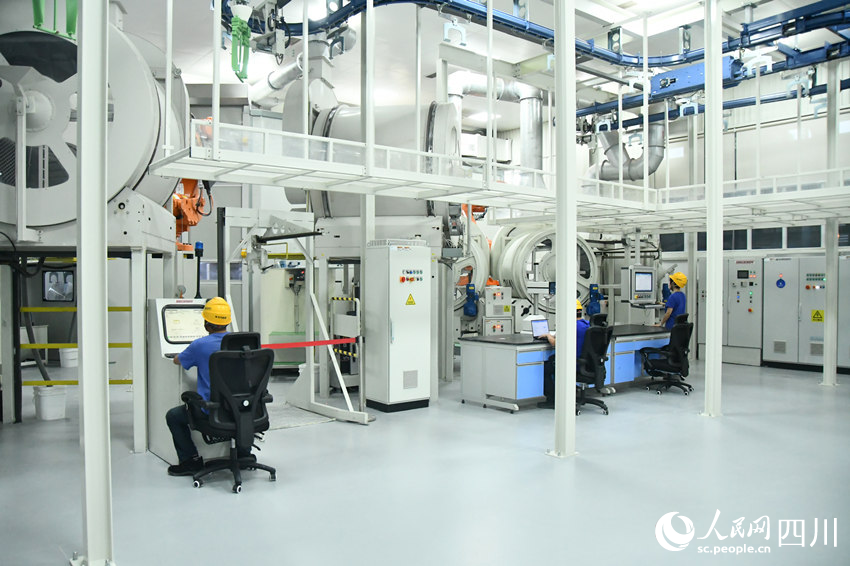 海内首个燃机智慧制造基地高温透平叶片精铸数字化产线。人民网 赵祖乐摄